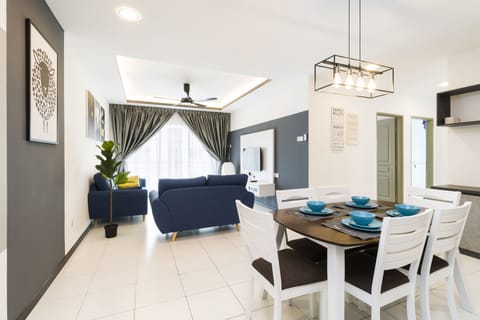 Deluxe Apartment | Living area | Flat-screen TV