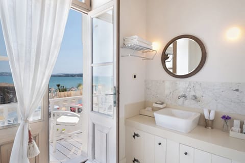 Deluxe Room, Balcony, Sea View | Bathroom | Separate tub and shower, free toiletries, hair dryer, slippers