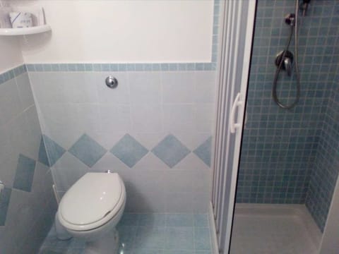 Triple Room | Bathroom | Shower, free toiletries, hair dryer, bidet