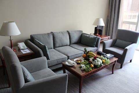 Royal Suite, 2 Bedrooms, Accessible | Living room | 32-inch TV with cable channels, fireplace