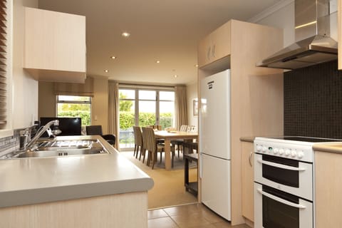 Suite, 3 Bedrooms, Jetted Tub | Private kitchen | Fridge, microwave, coffee/tea maker, electric kettle