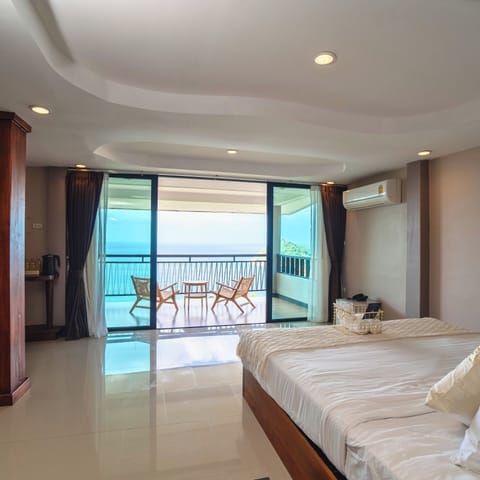 Treasure Hillside Family Suite Sea View | Minibar, desk, laptop workspace, blackout drapes