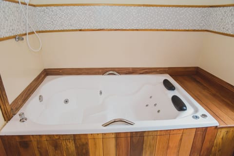 C5 suite queen banheira hidro lareira | Bathroom | Shower, free toiletries, hair dryer, towels