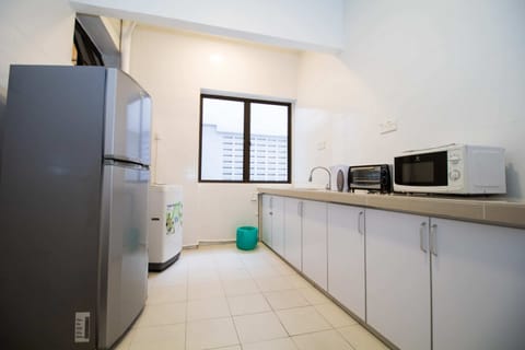 Apartment, 3 Bedrooms | Private kitchen | Fridge, microwave, stovetop