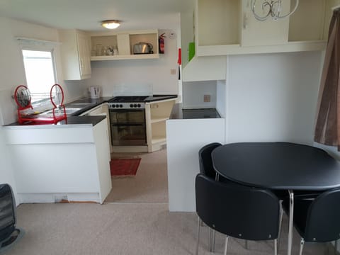 3 Bedroom Static Caravan (Double Glazed, Central Heating) | Private kitchen | Microwave, oven, stovetop, electric kettle