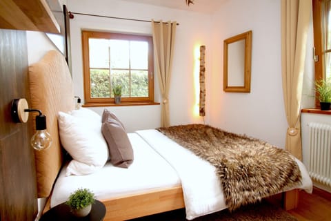 Apartment, 2 Bedrooms, Ground Floor | Individually decorated, individually furnished, desk