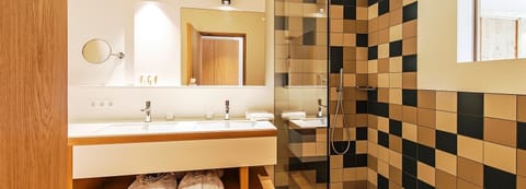 Residence Stubenpanorama | Bathroom | Shower, rainfall showerhead, free toiletries, hair dryer