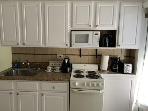 Standard Studio | Private kitchen | Fridge, microwave, stovetop, coffee/tea maker