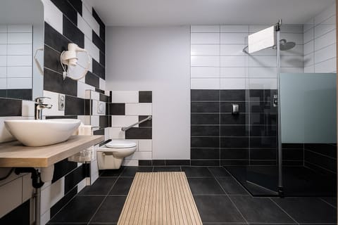 Combined shower/tub, deep soaking tub, free toiletries, hair dryer