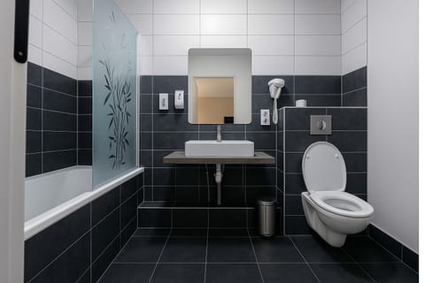 Combined shower/tub, deep soaking tub, free toiletries, hair dryer