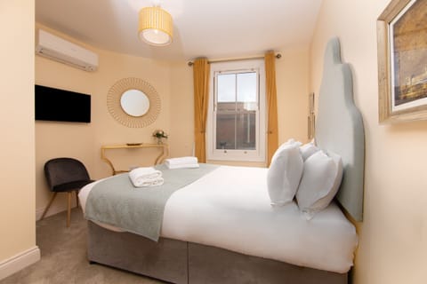 Double Room, Ensuite | 1 bedroom, Egyptian cotton sheets, premium bedding, pillowtop beds