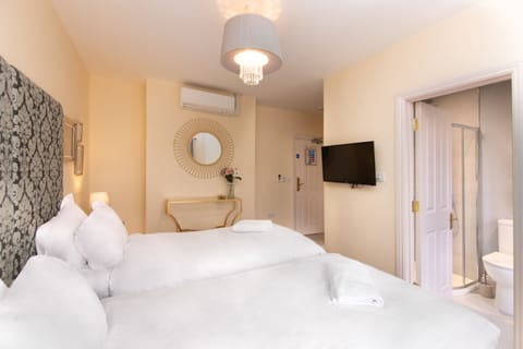 Twin Room, Ensuite | 1 bedroom, Egyptian cotton sheets, premium bedding, pillowtop beds