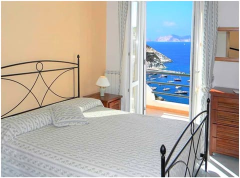 Double Room Single Use, Sea View | In-room safe, free WiFi, bed sheets, wheelchair access