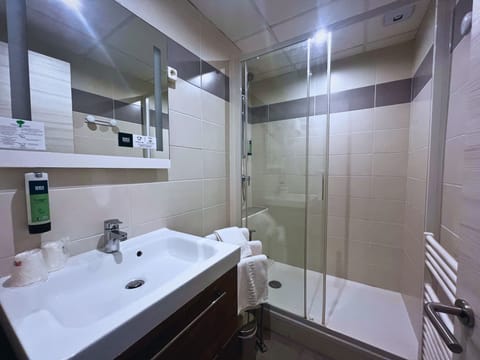 Superior Double Room, Sea View | Bathroom | Combined shower/tub, hair dryer, towels