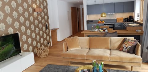 Apartment (Kaiserwinkl) | Living area | Flat-screen TV, heated floors