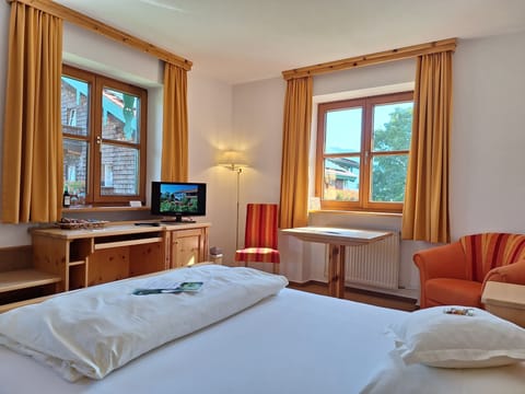 Classic Double Room | Minibar, in-room safe, blackout drapes, free WiFi