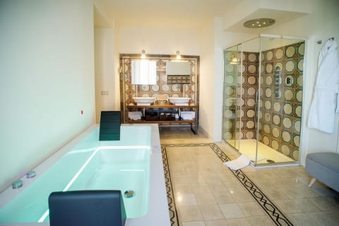 Executive Suite, Valley View | Minibar, in-room safe, desk, laptop workspace