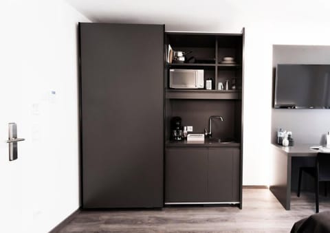 Studio | Private kitchenette | Fridge, microwave, oven, stovetop