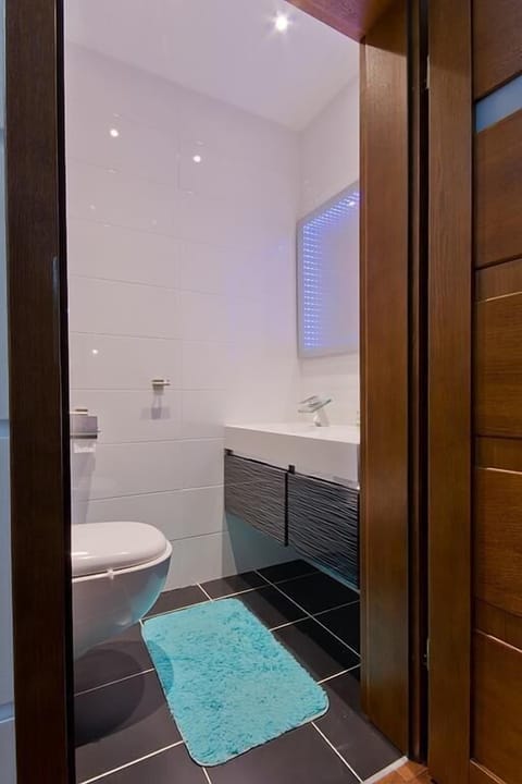 Apartment | Bathroom | Bathtub, jetted tub, hair dryer, towels