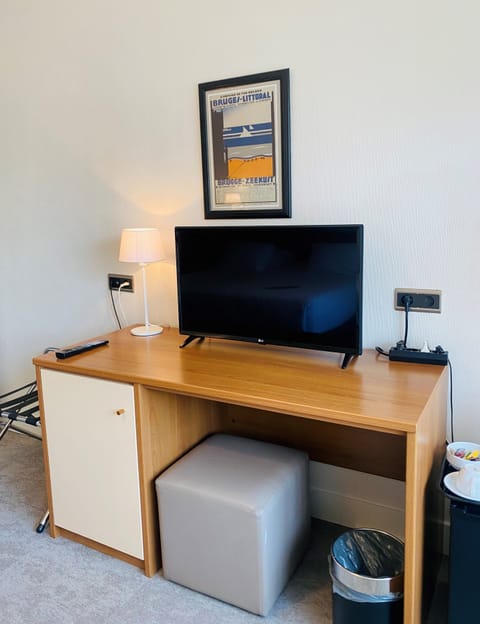 Comfort Room, City View | Living area | 32-inch TV with cable channels