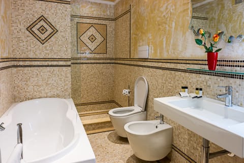 Suite (4 persone) | Bathroom | Hair dryer, bidet, towels