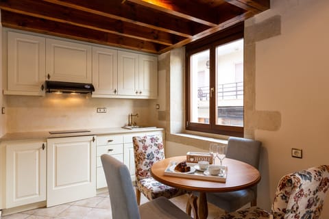 Duplex, Balcony (King) | Private kitchen | Fridge, oven, stovetop, coffee/tea maker