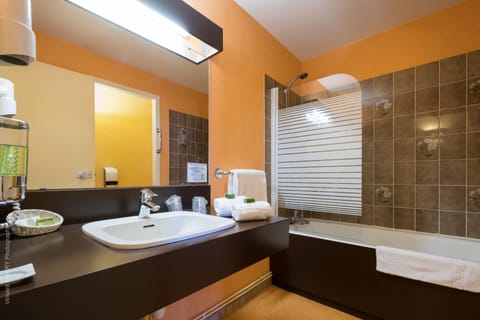 Quadruple Room | Bathroom | Combined shower/tub, free toiletries, hair dryer, towels
