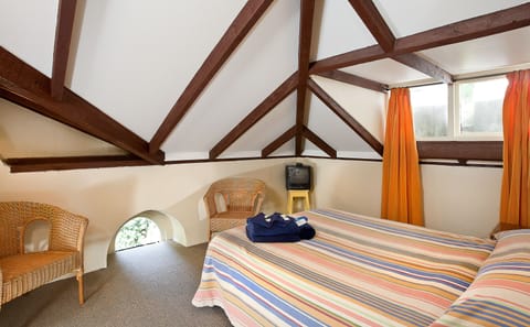 Stable Double Room, Shared Bathroom (includes Entry to Castle & Gardens) | Iron/ironing board, free WiFi, bed sheets