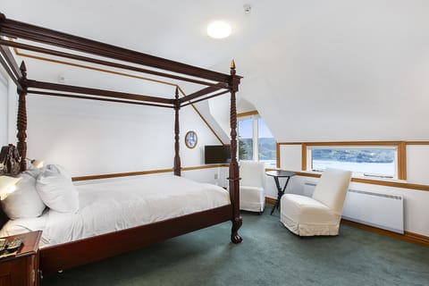 Lodge Queen Room (includes Entry to Castle & Gardens) | Iron/ironing board, free WiFi, bed sheets