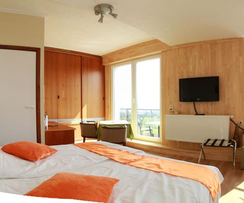Double Room | Minibar, in-room safe, free WiFi, bed sheets