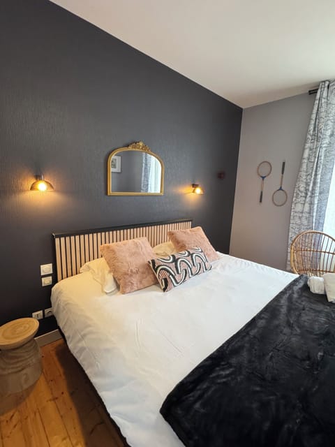 Apartment, 1 King Bed | Desk, iron/ironing board, free WiFi, bed sheets