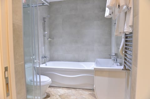 Family Studio Suite | Bathroom | Shower, free toiletries, slippers, towels