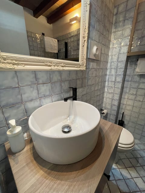 Double Room, 1 Queen Bed, Courtyard View | Bathroom | Hair dryer, towels, soap, shampoo