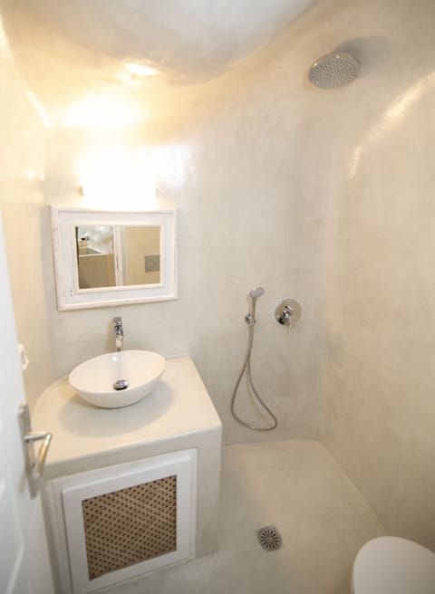 House, 1 Bedroom, Jetted Tub, Sea View (Cave) | Bathroom | Shower, jetted tub, free toiletries, hair dryer