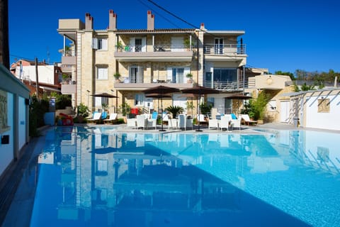 Outdoor pool, pool umbrellas, sun loungers