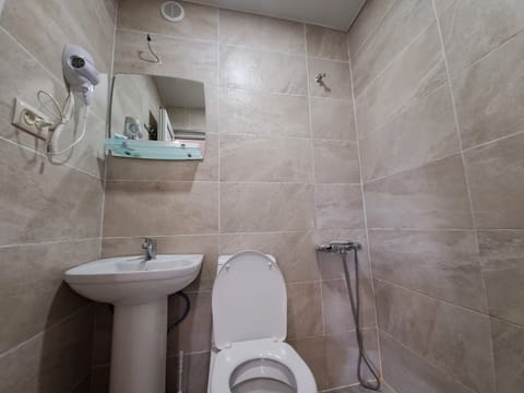 Standard Twin Room | Bathroom | Free toiletries, hair dryer, towels