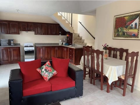 Classic Apartment, 2 Bedrooms, 2 Bathrooms, Ocean View | In-room dining