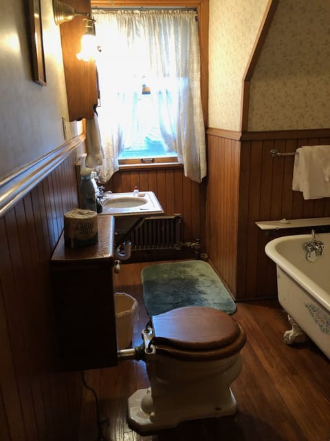 Ballroom Suite  (3rd Floor) | Bathroom | Hair dryer, towels, soap, shampoo