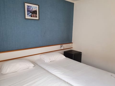 Twin Room | Premium bedding, Tempur-Pedic beds, laptop workspace, blackout drapes