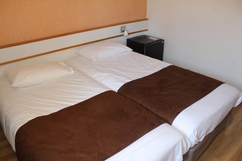 Standard Room, 2 Twin Beds | Premium bedding, Tempur-Pedic beds, laptop workspace, blackout drapes