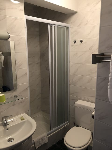 Double Room | Bathroom | Combined shower/tub, hair dryer, towels