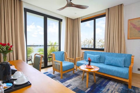 Princess Suite, Ocean View | In-room safe, desk, laptop workspace, blackout drapes