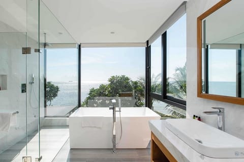 Royal Suite, Ocean View | Bathroom | Combined shower/tub, free toiletries, hair dryer, bathrobes