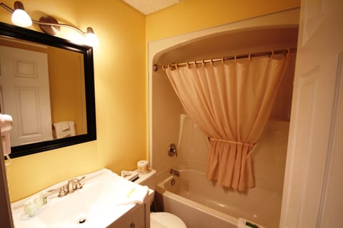 Deluxe Room, Multiple Beds (Non-Riverview) | Bathroom | Combined shower/tub, towels