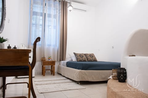 Signature Double Room, 1 Queen Bed | In-room safe, free WiFi, bed sheets