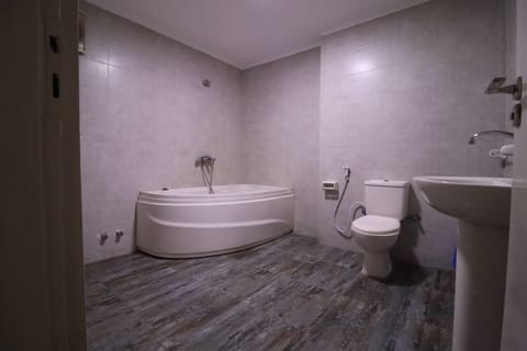 Classic Single Room | Bathroom | Shower, free toiletries, bidet, towels