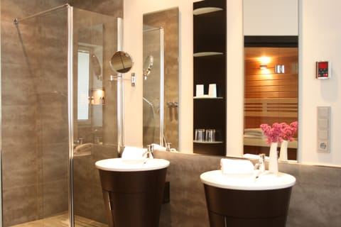 Presidential Suite | Bathroom | Eco-friendly toiletries, hair dryer, slippers, towels