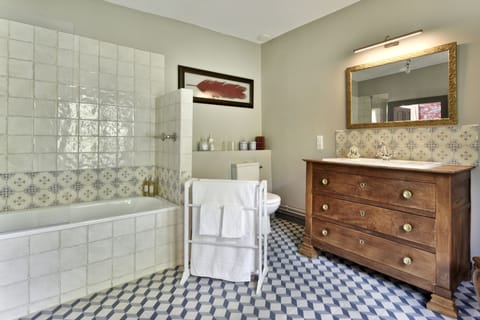 Room (Le Parlement de Bretagne) | Bathroom | Hair dryer, towels, soap, shampoo