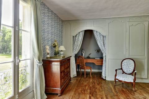 Room (La Huguenotte) | Living area | Fireplace