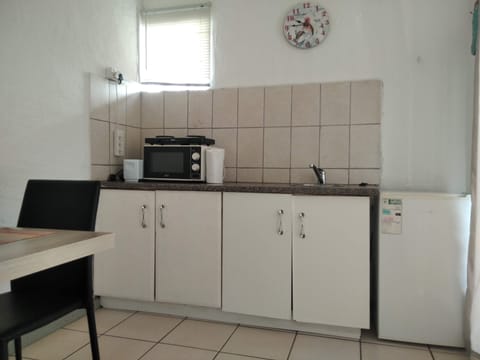 Basic Cottage, 1 Double Bed (Glad Tidings) | Private kitchen | Fridge, microwave, cookware/dishes/utensils